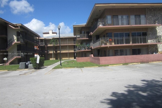 Building Photo - 4850 SW 63rd Terrace Unit 232