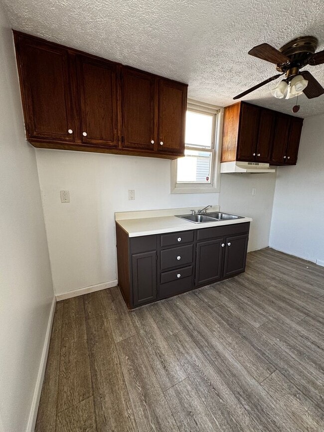 Building Photo - 1254 Willow St Unit Rear