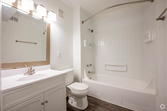 1BR, 1BA - 600SF - Bathroom