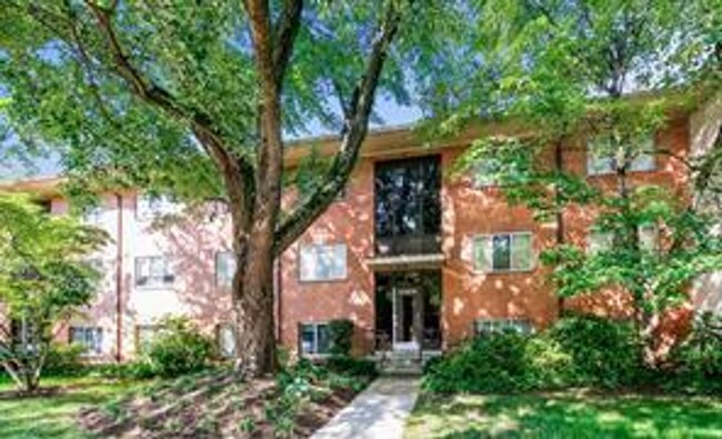Building Photo - Fabulous 2BR/1BA Top Floor Condo in Grosve... Unit 401