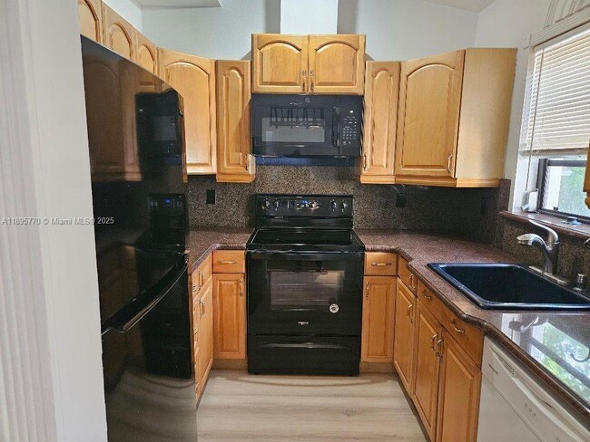 Photo - 1419 Crest Dr