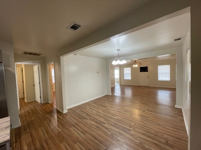 Photo - 5-125 Roundtree St