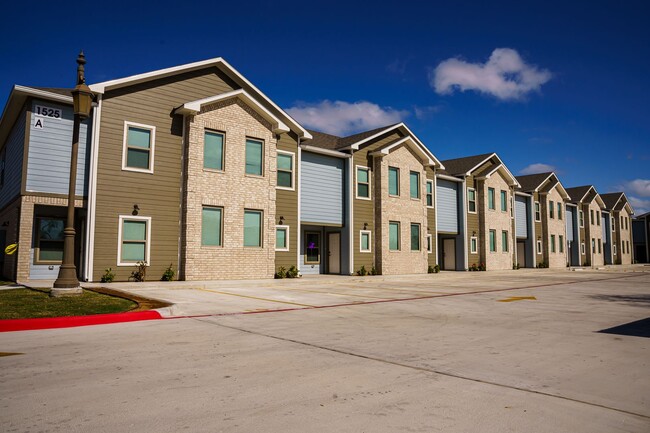 Building Photo - 1402 S H St Unit C-14