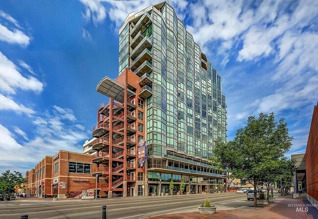 Building Photo - 851 W Front St Rental
