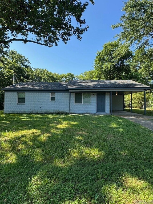 Building Photo - 2857 Lakeland Dr Rental