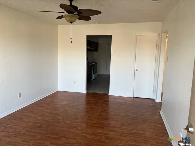 Photo - 902 Travis Ln