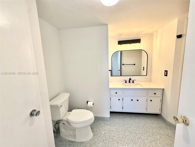 Building Photo - 1351 NE Miami Gardens Dr Unit 626E