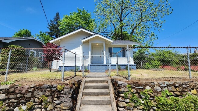 Building Photo - Cute Roseway Bungalow