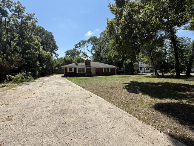 205 W Lee Rd