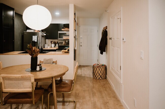 Photo - 444 S Kittredge St Unidad 100