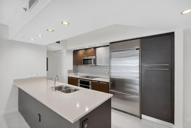 Building Photo - 55 SE 6th St Unit 2103