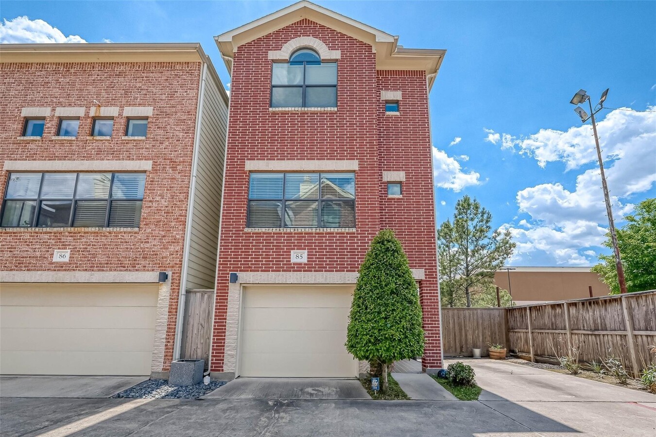 Photo - 650 Westcross St