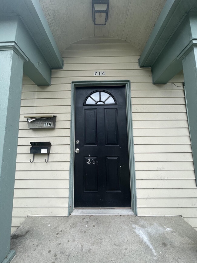 Photo - 714 E 1st St