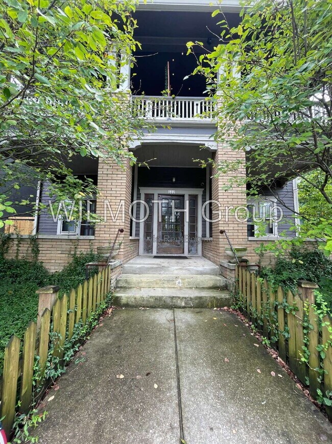 Building Photo - 537 E 11th St Unit Apartment 1