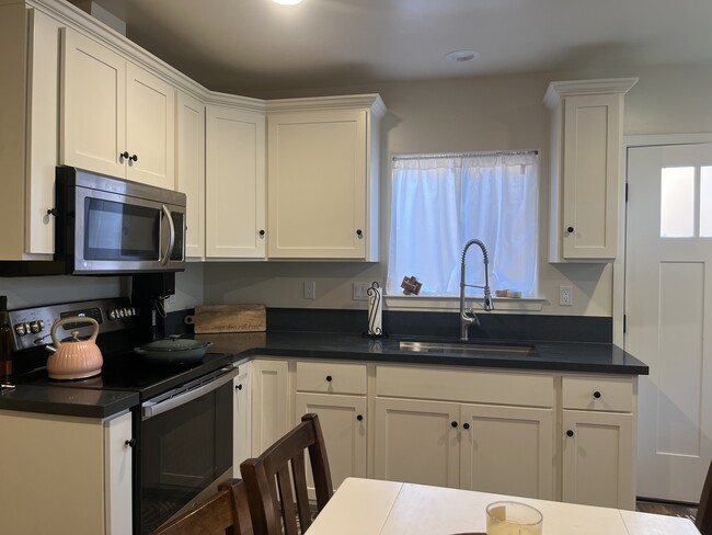 Photo - 1174 Ella St