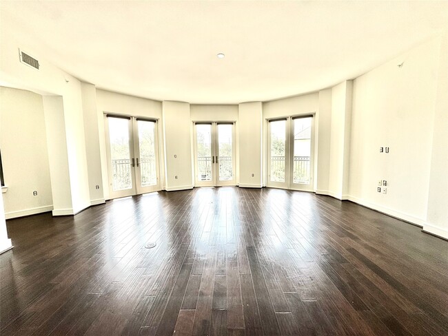 Photo - 2303 Mid Ln