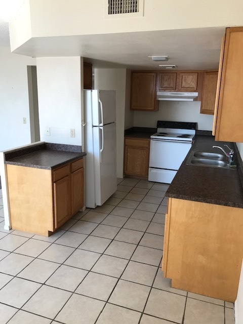 Building Photo - 2070 Sahara Dr Unit 4