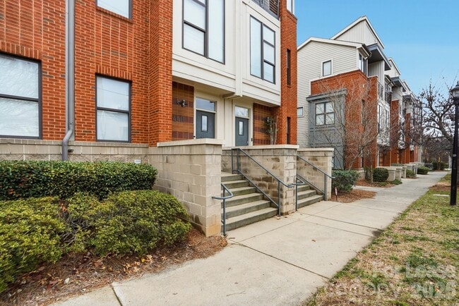 Photo - 440 N McDowell St