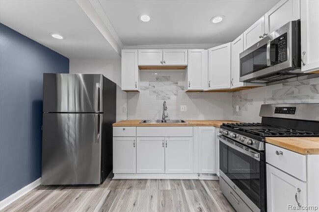 Photo - 18697 Sunderland Rd