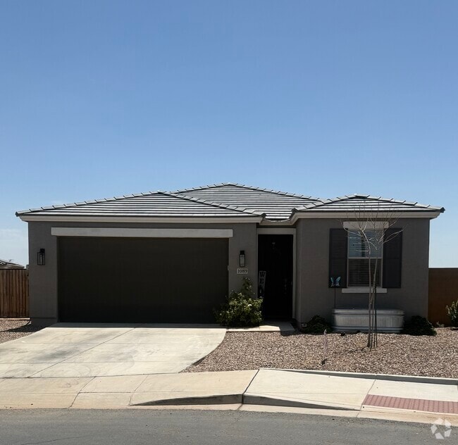 3 bed/2 bath w/pool 1750 sq ft - 1089 W Elm Ave Rental