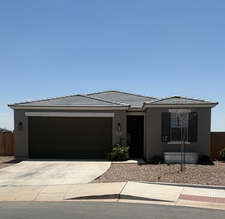 3 bed/2 bath w/pool 1750 sq ft - 1089 W Elm Ave House