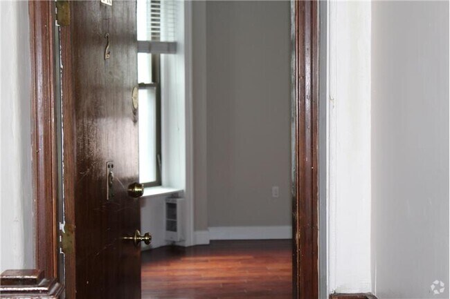 Building Photo - 250 Newbury St Unit 1R Rental