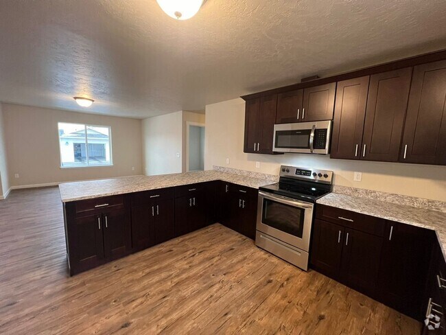 Building Photo - 3 Bedroom Charming Duplex Rental