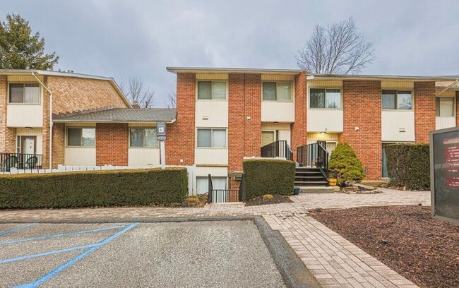 Building Photo - 13 Stonehenge Cir Unit 13-T Rental