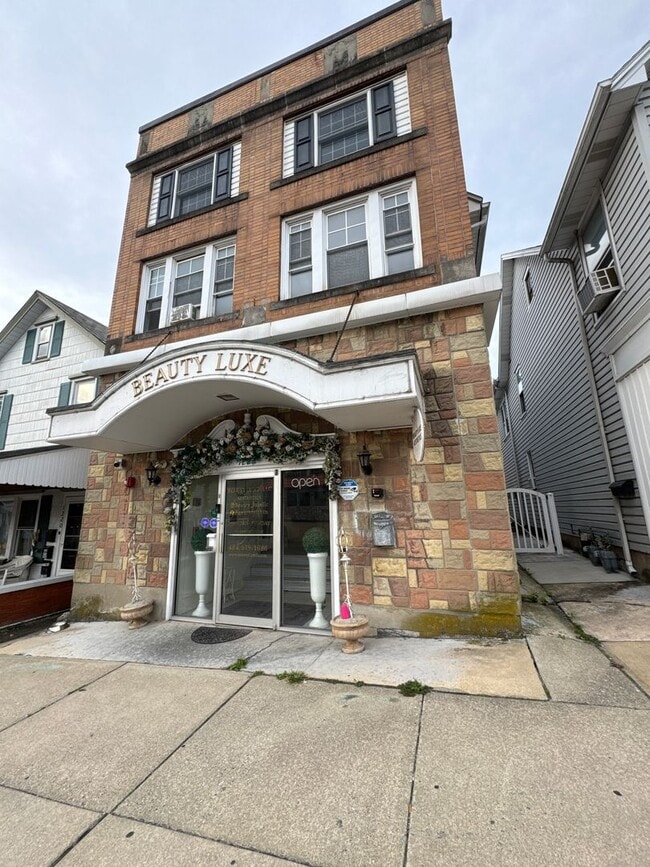 Building Photo - 1222 Main St Unit 1222 Main Street  3 Rental