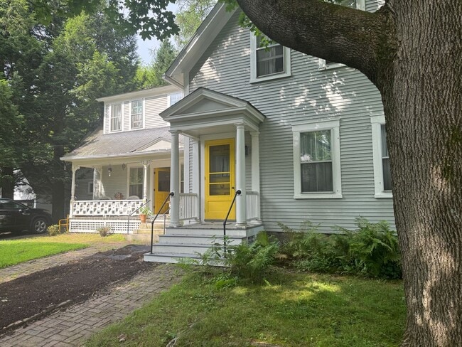 Building Photo - Short term- 4 Bedroom just two blocks from... Rental