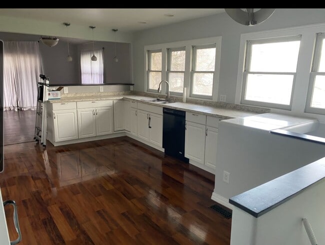 Photo - Newly renovated 5 Bedroom!