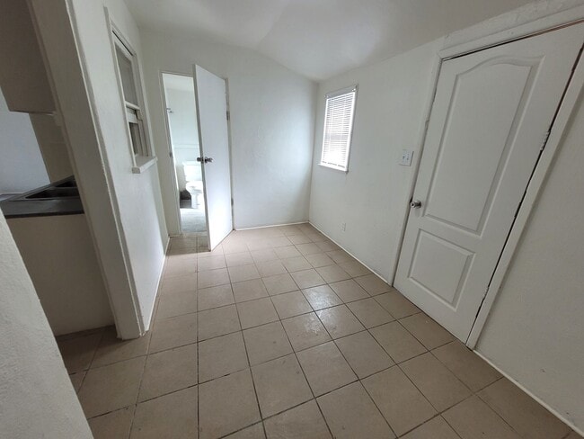 Building Photo - 383 S 7th Ave Unit 385