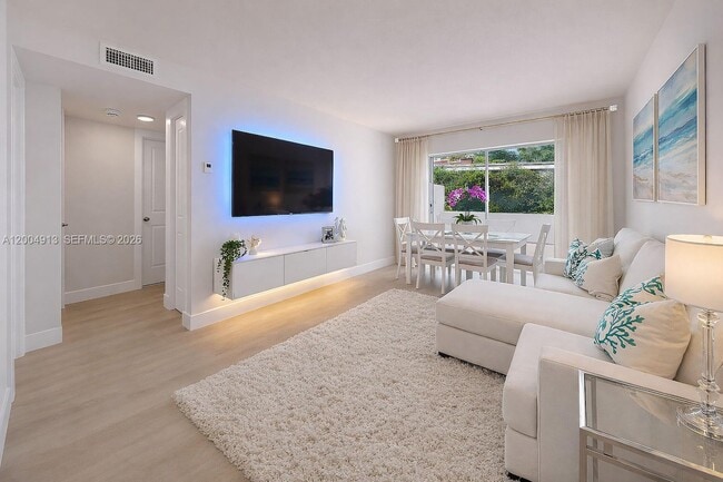 Photo - 567 SW 3rd St Unit 2