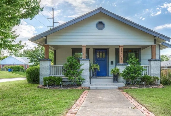 Midtown 2-bed, 2-bath Available Mid August! - Midtown 2-bed, 2-bath Available Mid August! House