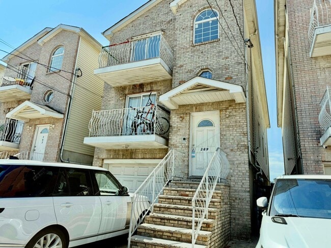 Building Photo - 369 Danforth Ave Unit 1