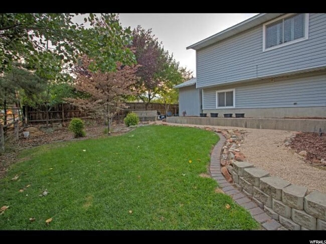Building Photo - 12 E 500 S