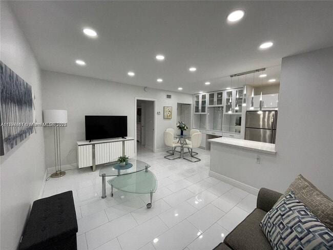 Photo - 1407 NE 56th St Unidad 103