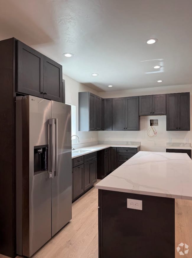 Building Photo - 1625 E 8th St Unit 1 Rental