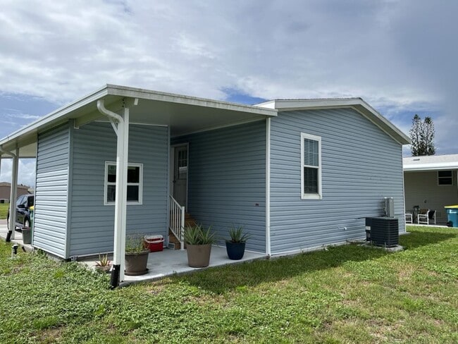 Photo - 324 Waddell St