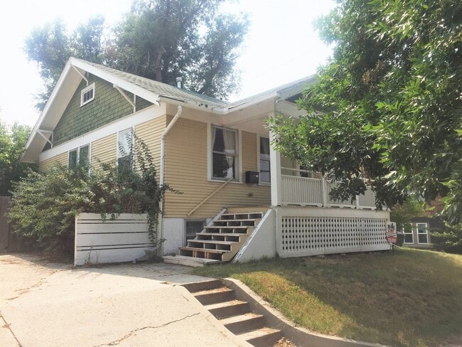 Building Photo - 4 Bedroom Home Located Downtown