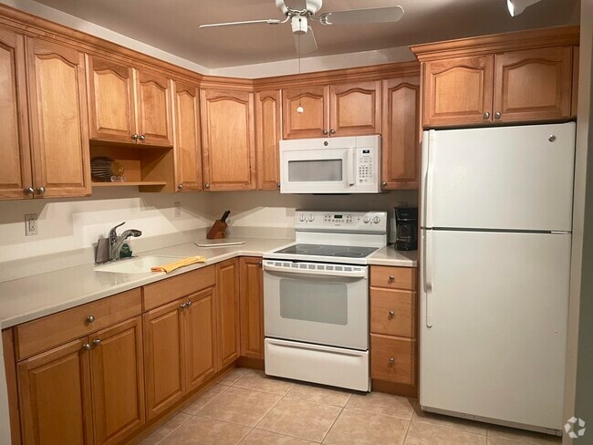 Building Photo - 354 Burgundy G Unit H Rental