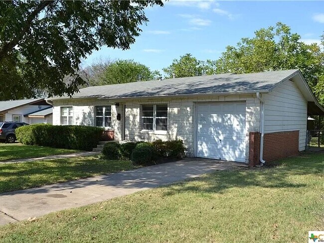 Photo - 3 Bed, 1 Bath with Hardwood Floors and Large Fenced Backyard