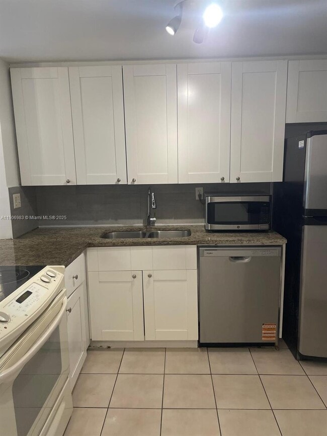 Building Photo - 4384 NW 9th Ave Unit 20-1F