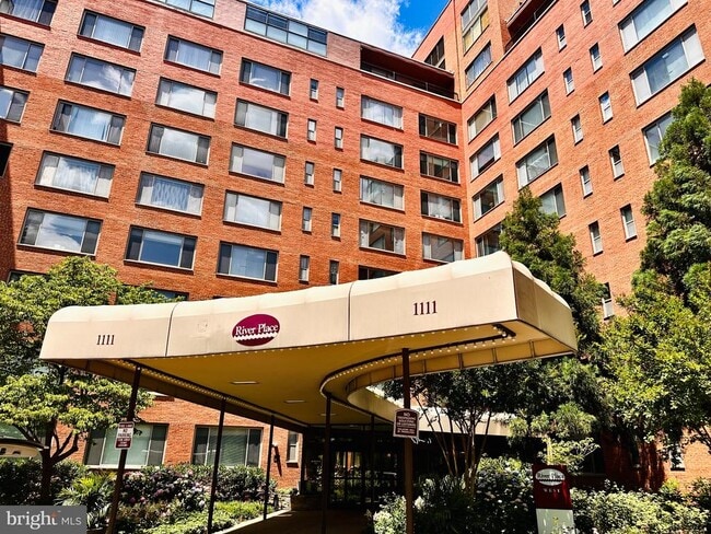 Photo - 1111 Arlington Blvd Unit 210