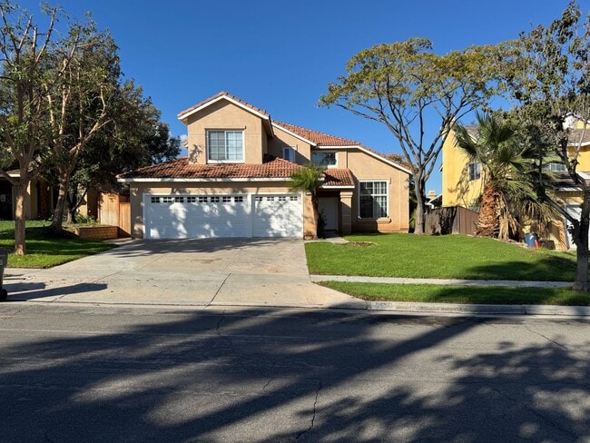 Building Photo - 4 bed 3 full bath house with 3 car garage in Corona for lease