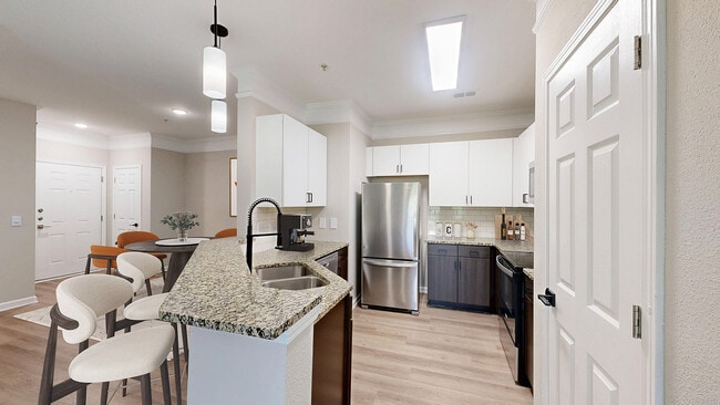 Cocina recientemente renovada con encimeras de granito - Waterstone at Brier Creek Apartments