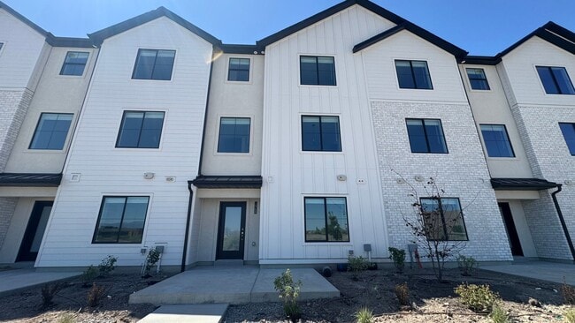 Building Photo - Brand new 3 Bedroom 3 Bath in Payson!