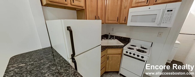 Building Photo - 379 Commonwealth Ave Unit 2