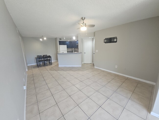 Photo - 4658 Commander Dr Unidad 826