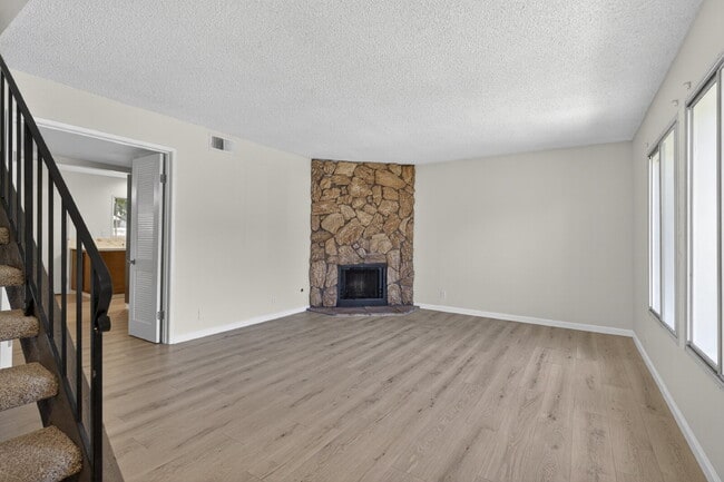 Spacious Condo in Santa Clara - Easy Commute!
